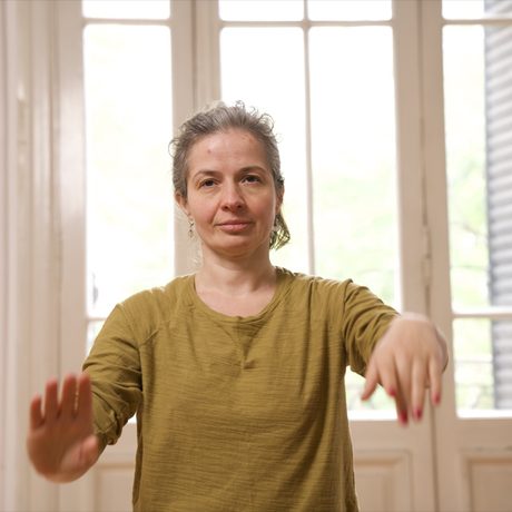 Daria Denisova con las manos al frente