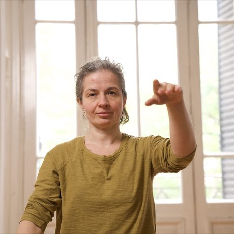 Daria Denisova con la mano abierta al frente