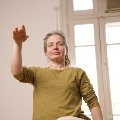 Daria Denisova con una mano que sube